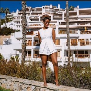 NWT- FUTURE COLLECTIVE JENEE NAYLOR- SLEEVELESS WAISTCOAT- SZ 8 WHITE